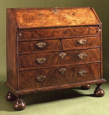 Bureau de la reine Anne avec pieds en boule, c.1710 - English School